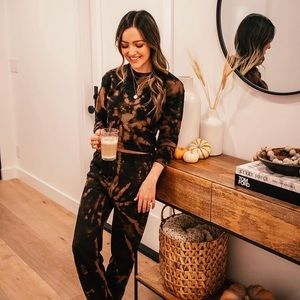 NWOT Quaranteeees Reverse Tie-Dye Sweat Set